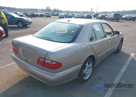 2002 Mercedes-Benz E-Class z USA, uszkodzony, nr VIN WDBJF83J92X070031